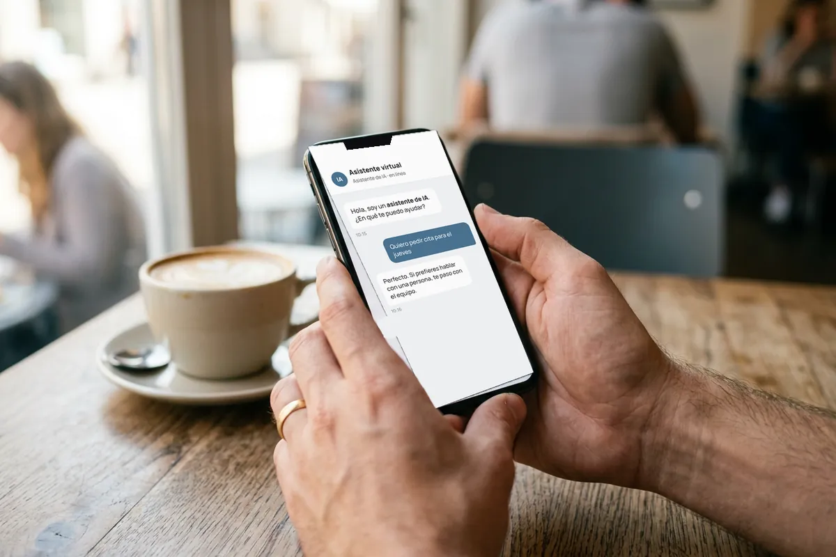 Móvil con un chatbot que se presenta como asistente de IA en el primer mensaje
